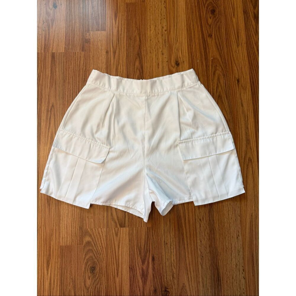 PrettyLittleThing Women's High-Rise Twill Pleated Cargo Shorts White Size 6 NWOT